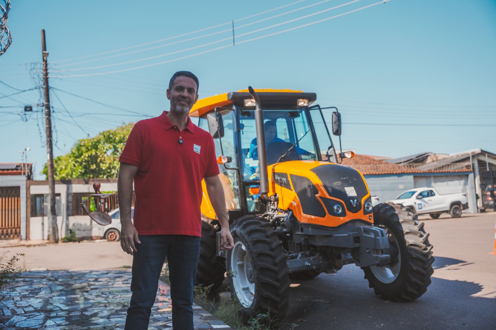 Capinadeira mecânica segue acelerando os serviços de limpeza urbana