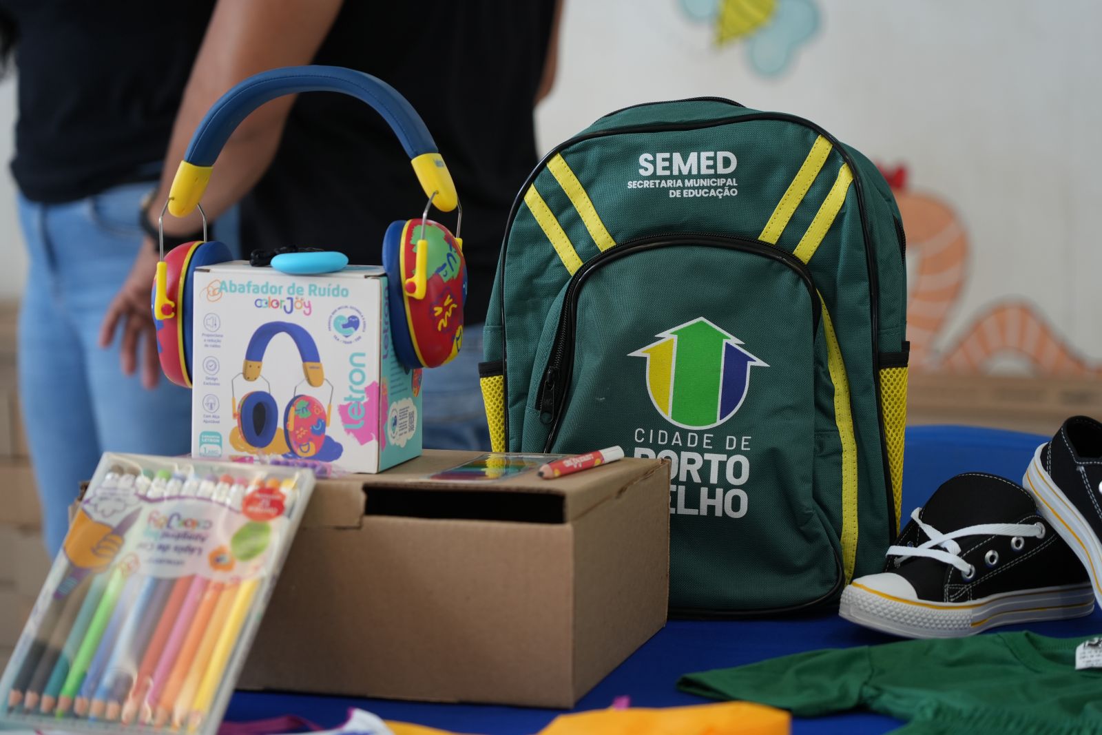 Kit é composto por uniforme escolar, tênis, agenda escolar, lápis de cor, protetor auricular, babador, entre outros itens