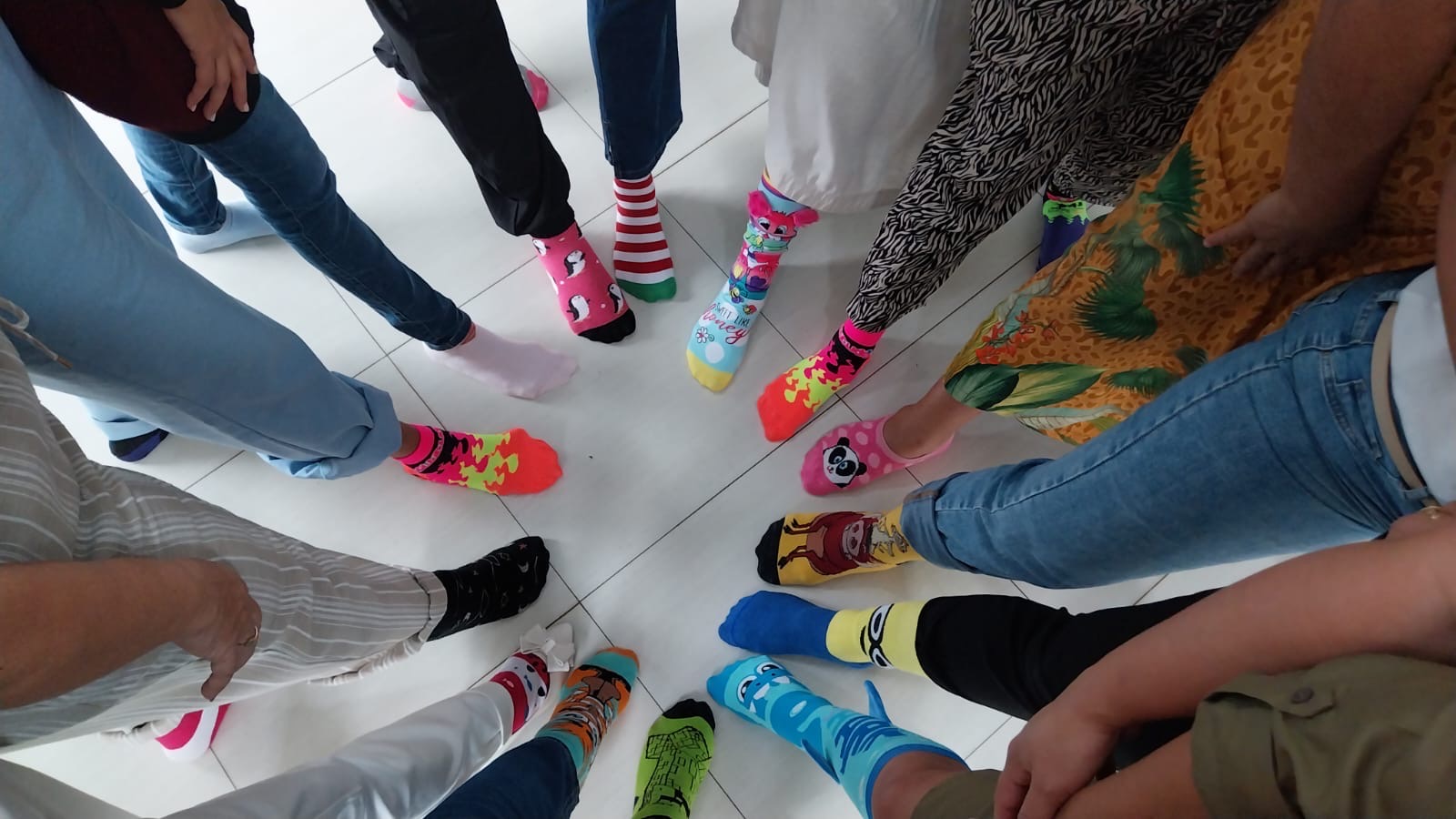 Como forma simbólica de conscientização, foi realizado o “Dia das Meias Coloridas e Trocadas”