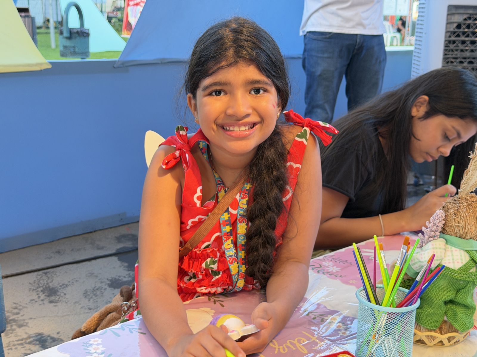 Estou pintando um ovo colorido de coelho e a cor que mais gostei foi a rosa, contou Jhemelly Lima