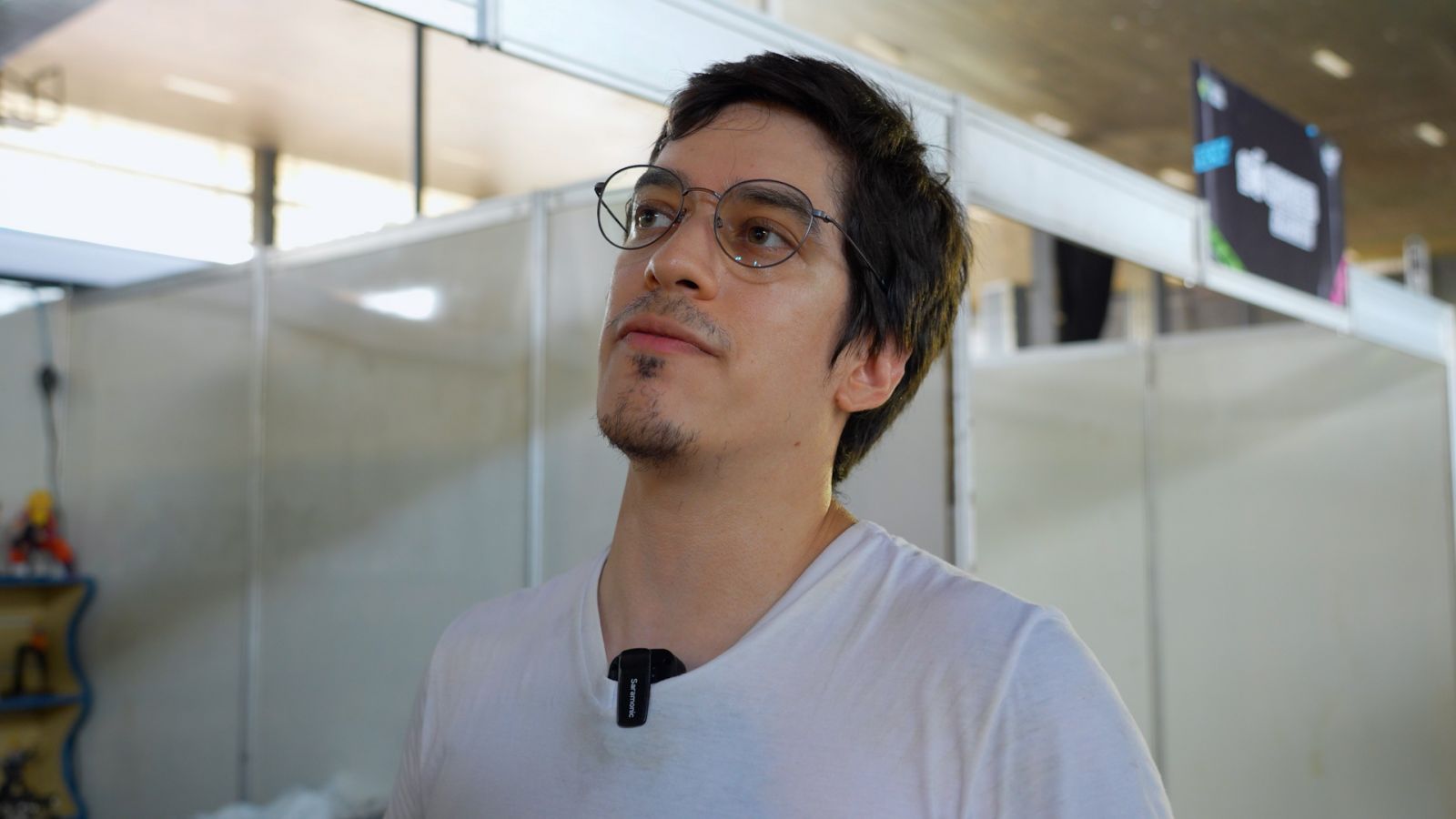 Entre os expositores está o empreendedor Mateus Diniz, que preparava seu quiosque com produtos geek